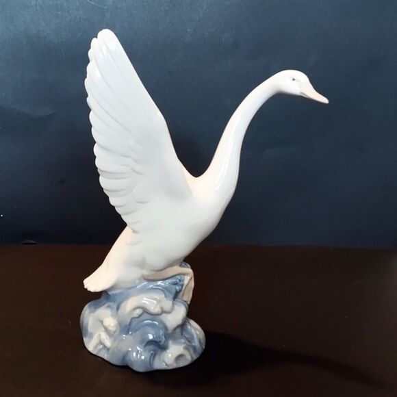 Lladro NAO Flying Swan Porcelain Figurine - Picture 2 of 6